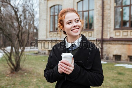 Kobieta student pitnej kawy stałego kampus Zdjęcia stock © deandrobot