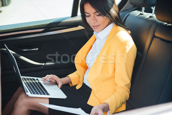портрет молодые деловая женщина ноутбука назад сиденье Сток-фото © deandrobot