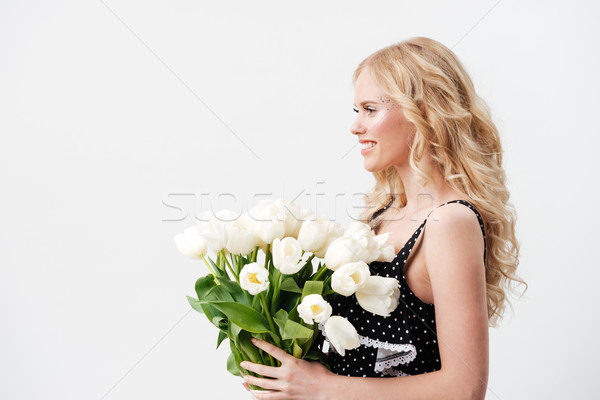 Vista lateral mujer posando ramo flores vestido Foto stock © deandrobot