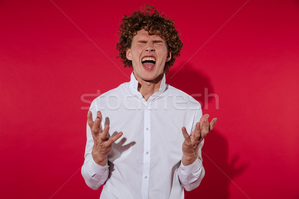 Izgatott fiatalember póló sikít csukott szemmel gesztikulál Stock fotó © deandrobot