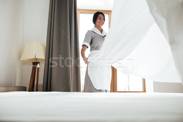 Hotel servitoare pat foaie tineri fată Imagine de stoc © deandrobot