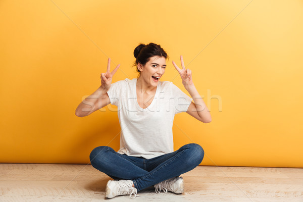 Foto stock: Retrato · sonriendo · sesión · las · piernas · cruzadas · piso