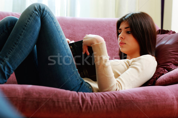 Stockfoto: Jonge · mooie · vrouw · sofa · lezing · boek · home