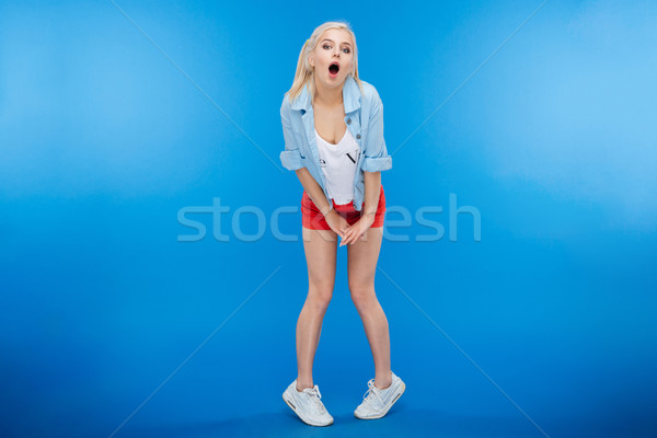 Nő pózol nyitott szájjal gyönyörű nő kék mosoly Stock fotó © deandrobot