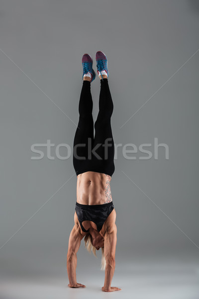 Porträt muskuläre Erwachsenen Sportlerin Handstand Stock foto © deandrobot