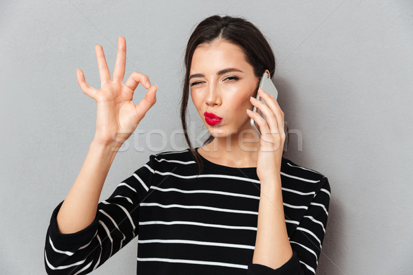 Portré csinos nő beszél mobiltelefon mutat ok Stock fotó © deandrobot