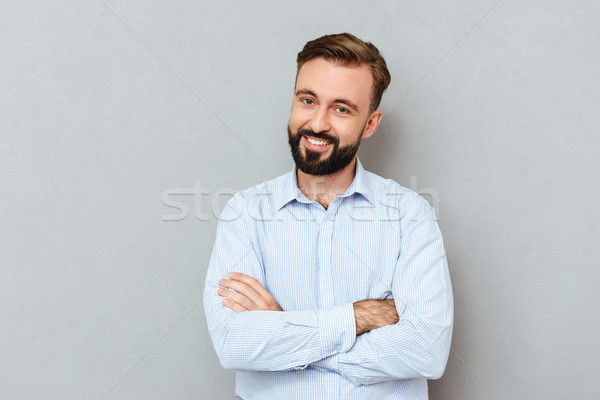 [[stock_photo]]: Souriant · barbu · homme · affaires · vêtements · bras