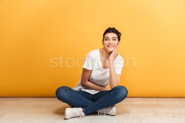 Zdjęcia stock: Portret · uśmiechnięty · młoda · kobieta · posiedzenia · skrzyżowanymi · nogami · piętrze