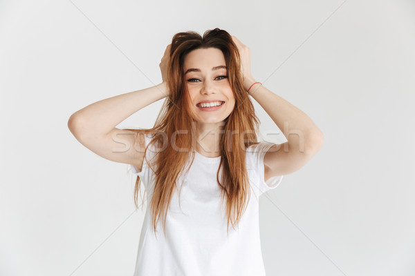 Femeie zambitoare tricou cap uita aparat foto Imagine de stoc © deandrobot