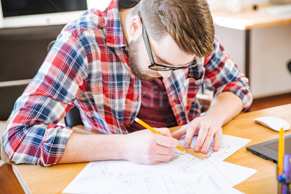 Stockfoto: Ernstig · student · vergadering · bureau · tekening · blauwdruk