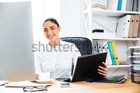 Geconcentreerde zakenvrouw praten telefoon vergadering werkplek Stockfoto © deandrobot