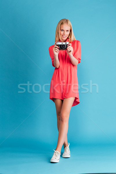 Jonge vrouw fotograaf jurk permanente retro camera Stockfoto © deandrobot