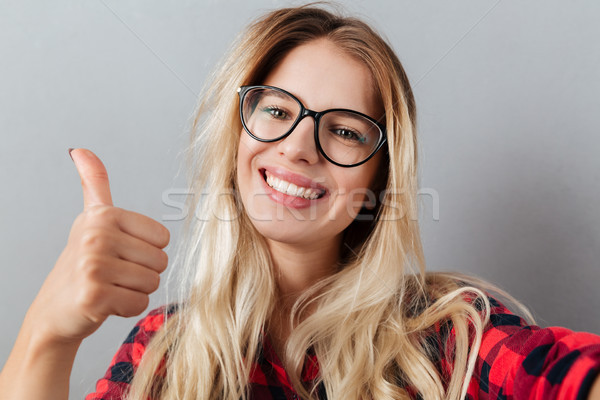 Boldog fiatal szőke nő mutat remek kép Stock fotó © deandrobot