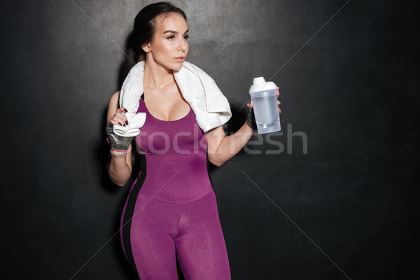Sportlerin halten Handtuch Flasche Wasser isoliert Stock foto © deandrobot
