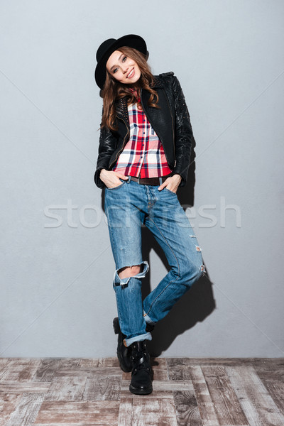 Foto stock: Retrato · bastante · mujer · sonriente · sombrero · chaqueta · de · cuero