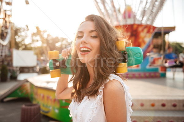 Sonriendo skateboard aire libre Foto Foto stock © deandrobot