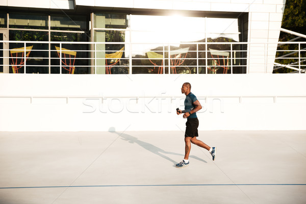 Stock fotó: Teljes · alakos · portré · erős · afrikai · sportoló · fülhallgató