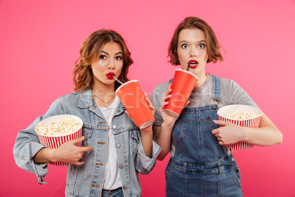 Schockiert Frauen Freunde Essen Popcorn ansehen Stock foto © deandrobot