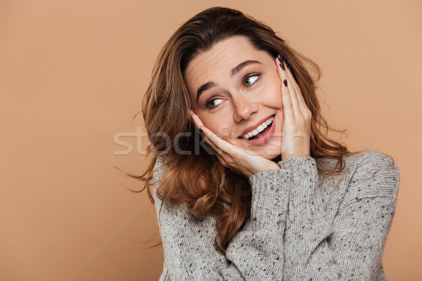 [[stock_photo]]: Portrait · tendre · brunette · fille · mains