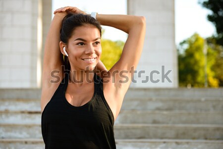 Portré karcsú fitnessz lány nyújtás kezek Stock fotó © deandrobot