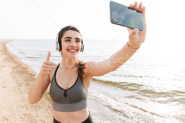 Stockfoto: Vrolijk · jonge · permanente · strand · hoofdtelefoon