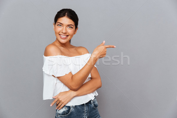 Foto stock: Retrato · alegre · mulher · jovem · indicação · dedo · longe