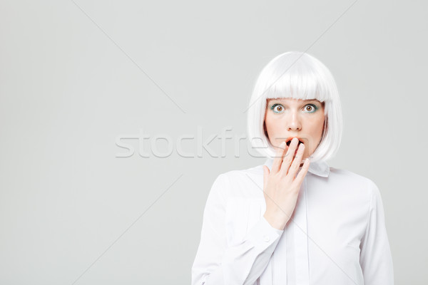 Zdziwiony dość młoda kobieta blond włosy pokryty Zdjęcia stock © deandrobot