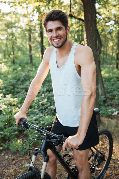 Verticale immagine ciclista foresta uomo guardando Foto d'archivio © deandrobot