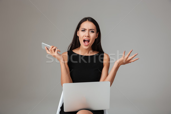 [[stock_photo]]: Colère · femme · hurlant · séance · portable · téléphone · portable