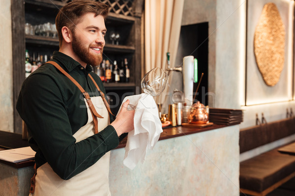 Genç sakallı adam barmen ayakta kafe Stok fotoğraf © deandrobot