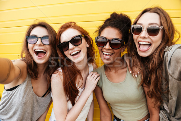 [[stock_photo]]: Heureux · femmes · amis · permanent · jaune · mur