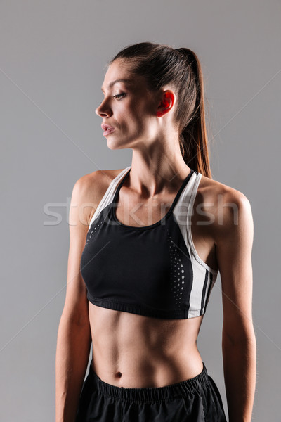 Porträt schlank gesunden Fitness Frau posiert stehen Stock foto © deandrobot