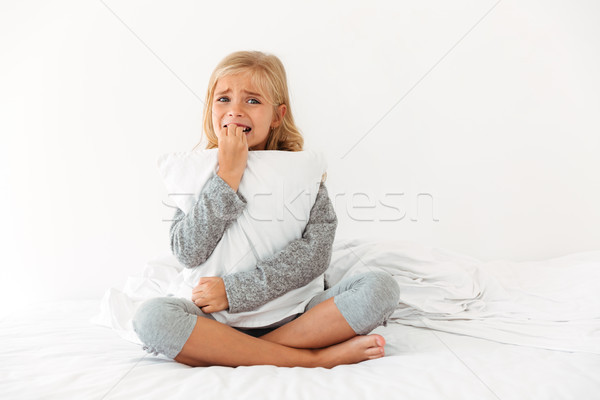 肖像 悚 小女孩 擁抱 枕頭 坐在 商業照片 © deandrobot