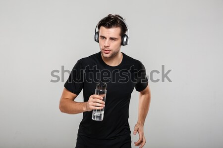 Retrato motivado guapo escuchar música auriculares Foto stock © deandrobot