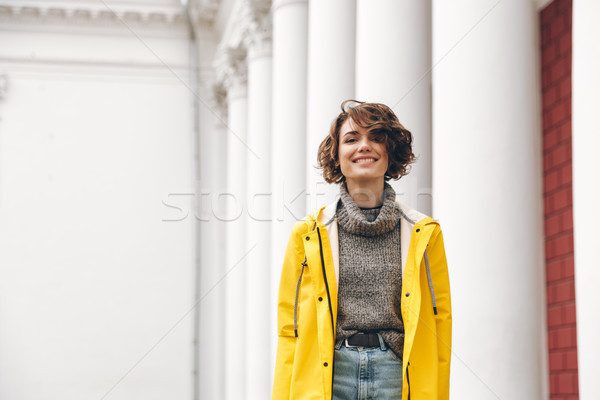 Stockfoto: Glimlachend · jonge · vrouw · regenjas · afbeelding · lopen · buitenshuis