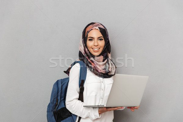 Portret uśmiechnięty młodych arabski kobieta student Zdjęcia stock © deandrobot