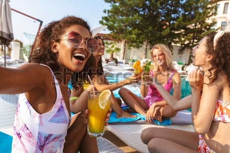 Bild vier heiter junge Frauen Badebekleidung Fuß Stock foto © deandrobot