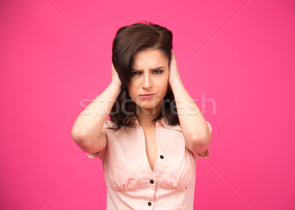 Stock fotó: Fiatal · nő · fülek · kezek · rózsaszín · néz · kamera