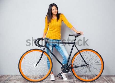 Lächelnde Frau stehen Fahrrad Porträt grau Stock foto © deandrobot