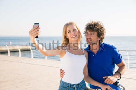 Man tonen iets vriendin buitenshuis portret Stockfoto © deandrobot