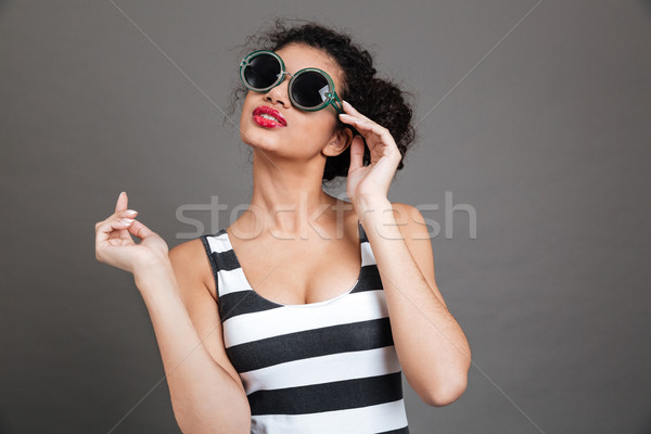 Foto stock: Elegante · africano · mulher · óculos · em · pé