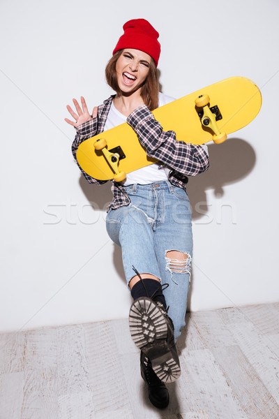 [[stock_photo]]: Heureux · femme · blanche · skateboard · image