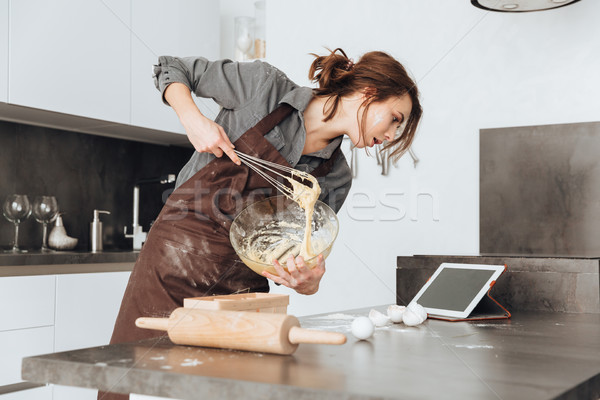 Ongelooflijk dame koken foto jonge permanente Stockfoto © deandrobot
