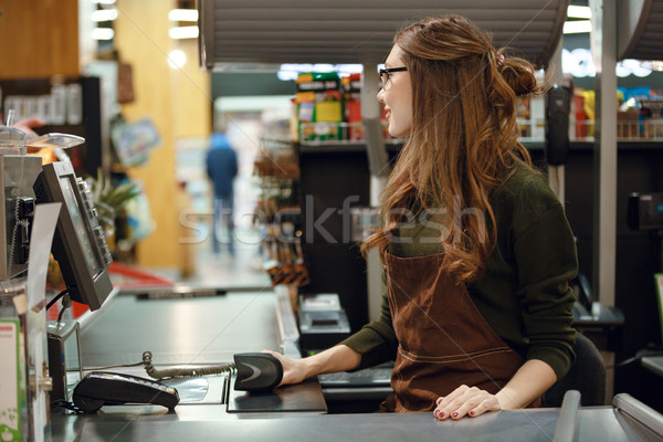Kassier vrouw werkruimte supermarkt winkel foto Stockfoto © deandrobot