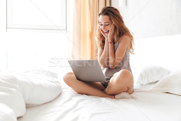 Vestea buna laptop fericit fara griji femeie Imagine de stoc © deandrobot