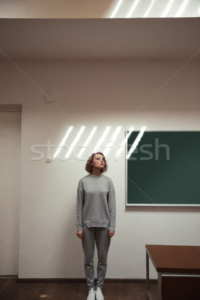 Erschossen Frau stehen Bord Klassenzimmer nachschlagen Stock foto © deandrobot