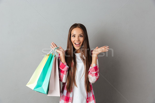 Heiter hübsche Frau halten Einkaufstaschen stehen öffnen Stock foto © deandrobot