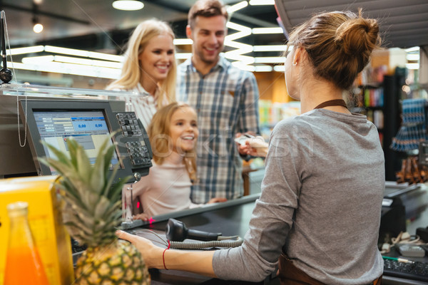 Famille heureuse payer carte de crédit magasin affaires femme [[stock_photo]] © deandrobot