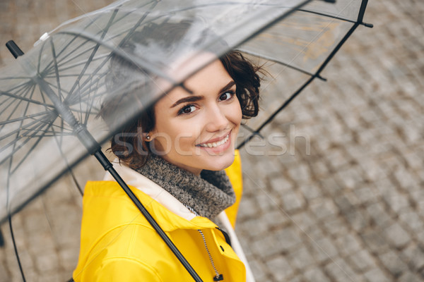 Foto d'archivio: Incredibile · ritratto · giallo · cappotto · piedi