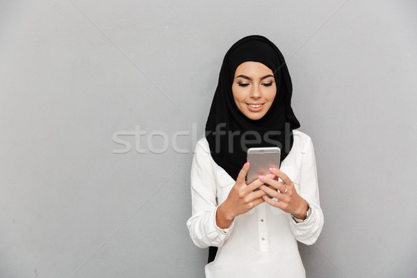Portré gyönyörű arab nő fejkendő mosolyog Stock fotó © deandrobot